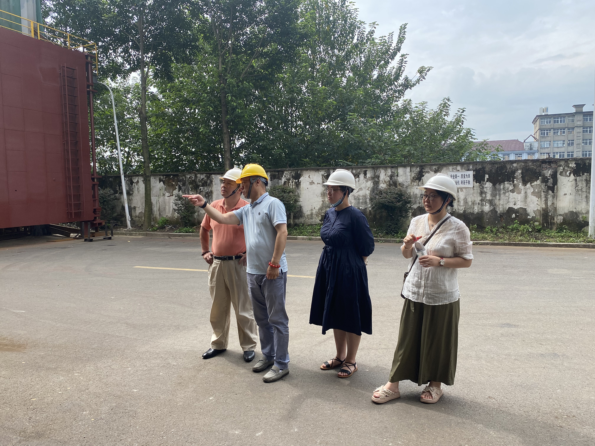 國防科工委協(xié)會領導來廠區(qū)考察 